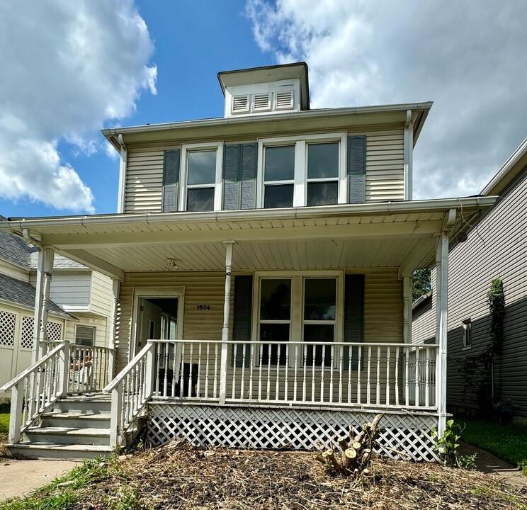 1834 Dixwell St in Davenport, IA - Building Photo