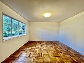 5205 Village Grn in Los Angeles, CA - Foto de edificio - Building Photo