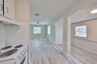 3900 52nd Ave N in St. Petersburg, FL - Foto de edificio - Building Photo