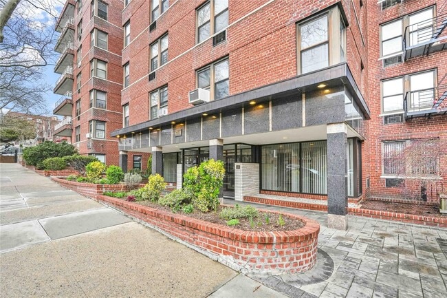 67-41 Burns St in Queens, NY - Building Photo - Building Photo