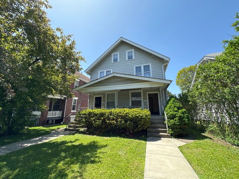2577 Summit St in Columbus, OH - Foto de edificio