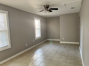 102 Austin St in Kyle, TX - Foto de edificio - Building Photo