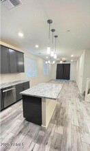 300 N Gila Springs Blvd in Chandler, AZ - Foto de edificio - Building Photo