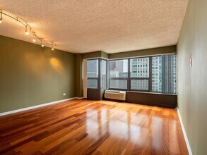 30 E Huron St, Unit 3710 in Chicago, IL - Foto de edificio - Building Photo