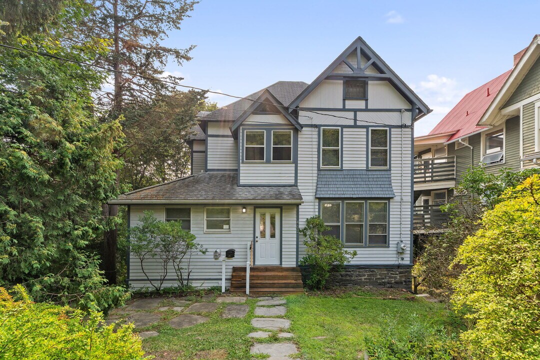 402 University Ave, Unit Apt #1 in Ithaca, NY - Building Photo