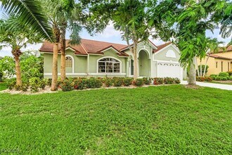 8549 S Lake Cir in Ft. Myers, FL - Building Photo - Building Photo