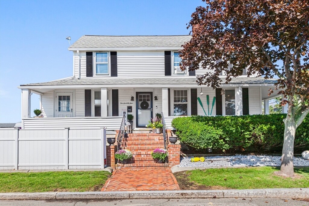 1079 Shirley St in Winthrop, MA - Building Photo