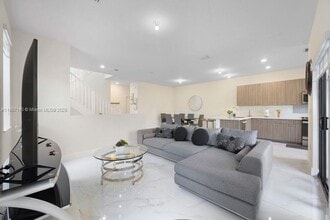 4712 NW 83rd Ave in Doral, FL - Building Photo - Building Photo