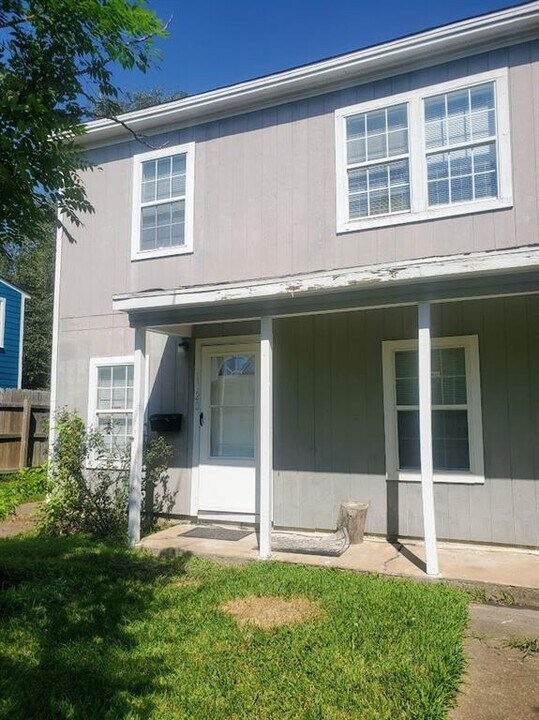 1120 Hunter Dr in Texas City, TX - Building Photo