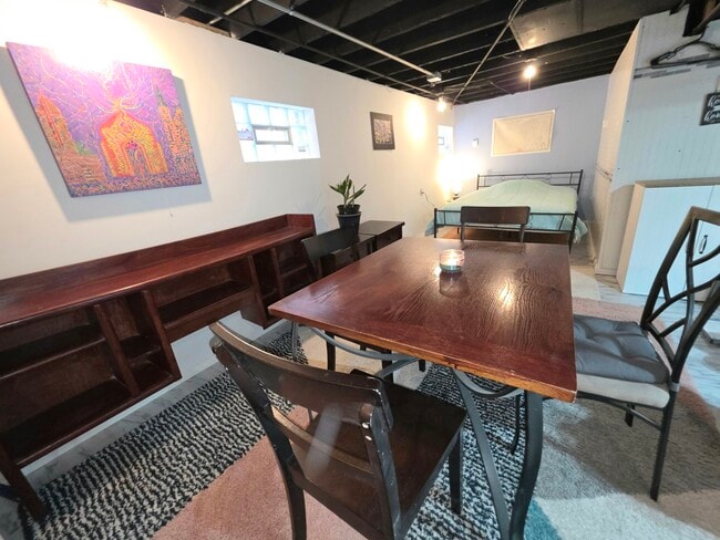 3921 E Layton Ave, Unit Lower in Cudahy, WI - Foto de edificio - Building Photo