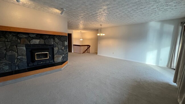 661 King Arthur Cir in Anchorage, AK - Building Photo - Building Photo