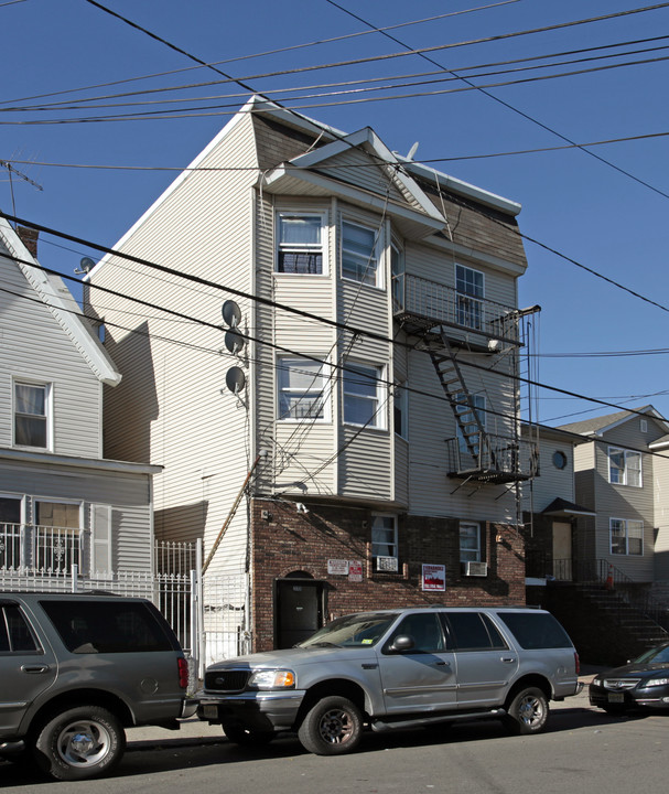 310 Bond St in Elizabeth, NJ - Building Photo