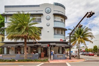 1360 Collins Ave in Miami Beach, FL - Building Photo - Building Photo