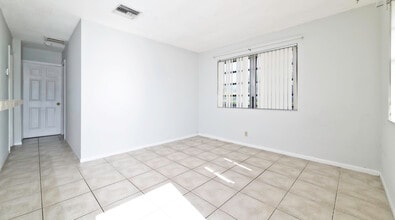 2723 Griffin Rd in Dania Beach, FL - Building Photo - Building Photo