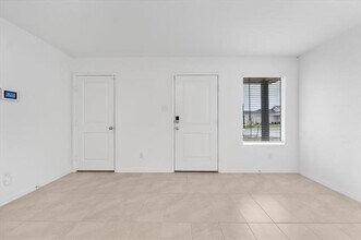 6501 Middlebury Dr in Princeton, TX - Foto de edificio - Building Photo