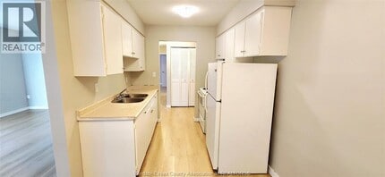 3900 Wyandotte St E in Windsor, ON - Building Photo - Building Photo