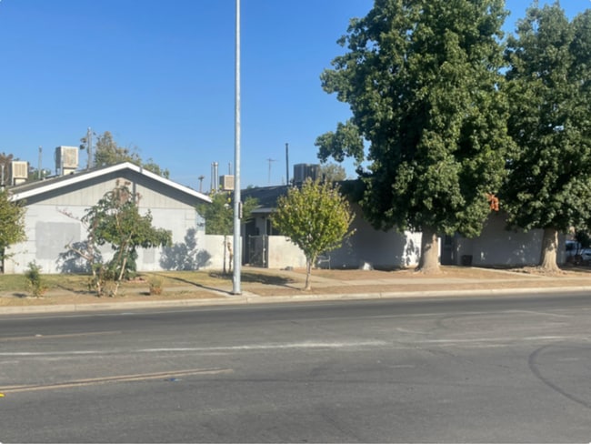 3 E San Joaquin St