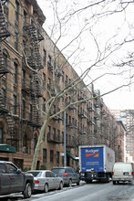 425 W 24th St in New York, NY - Building Photo - Building Photo