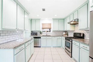 8834 Liptonshire Dr in Dallas, TX - Building Photo