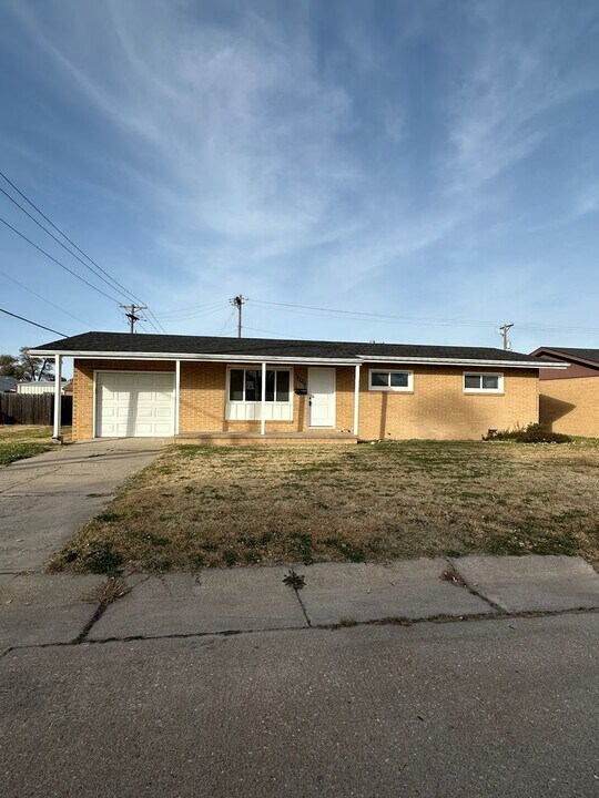 4912 Lakin Ave in Great Bend, KS - Building Photo
