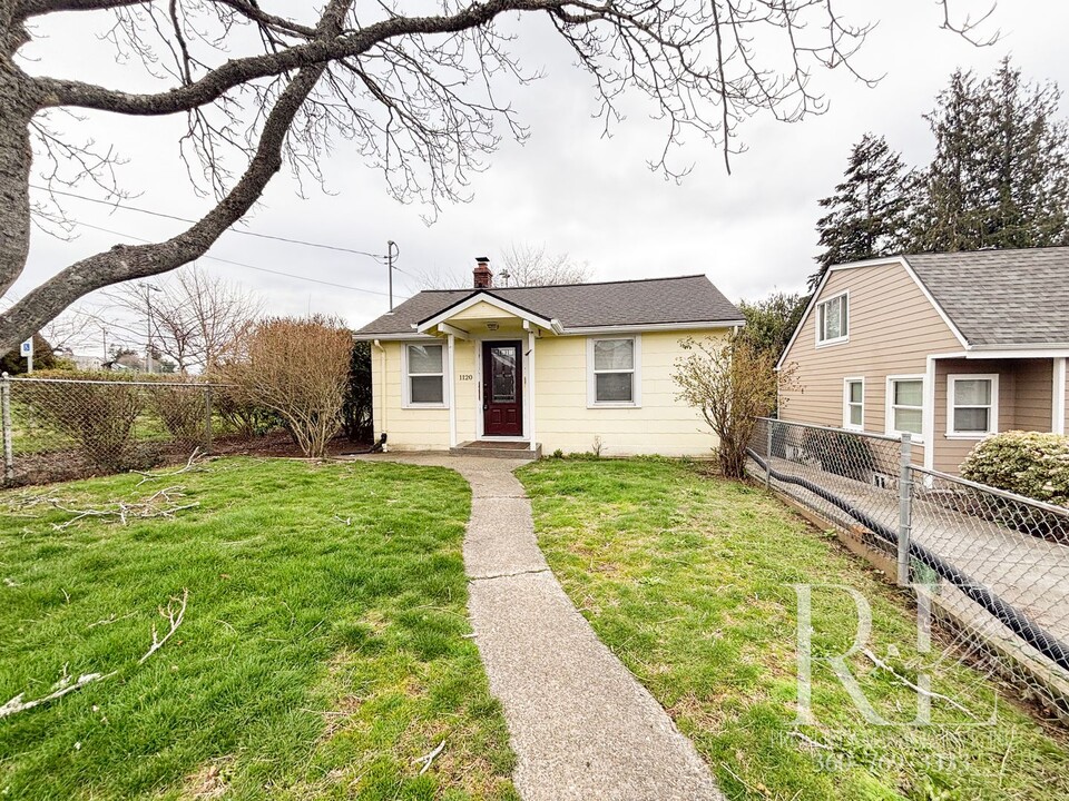 1120 Nipsic Ave in Bremerton, WA - Building Photo