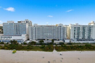 5555 Collins Ave in Miami, FL - Building Photo - Building Photo