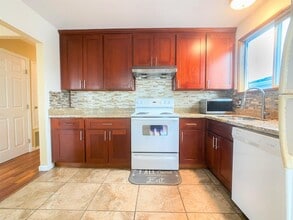 1215 Skyline Dr, Unit 1215 Skyline Dr, Daly City, CA 94015 in Daly City, CA - Building Photo - Building Photo