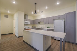 The Cascalote Senior Apartments in Glendale, AZ - Foto de edificio - Interior Photo