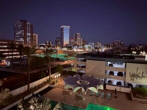 207 W Clarendon Ave, Unit Midtown High Rise in Phoenix, AZ - Foto de edificio - Building Photo