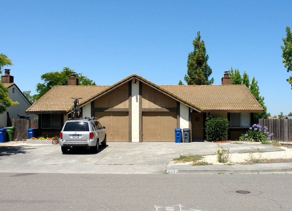 141 Bond Ave in Petaluma, CA - Foto de edificio