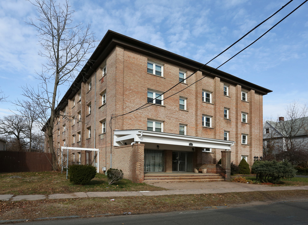 323 Center St in West Haven, CT - Building Photo