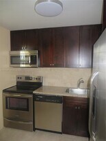 220 SW 9th Ave in Hallandale Beach, FL - Building Photo