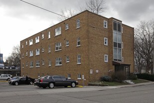 8 John St N in Mississauga, ON - Building Photo