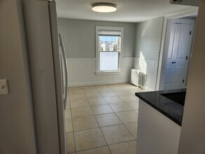 17 Roundy St, Unit 2 in Beverly, MA - Foto de edificio - Building Photo