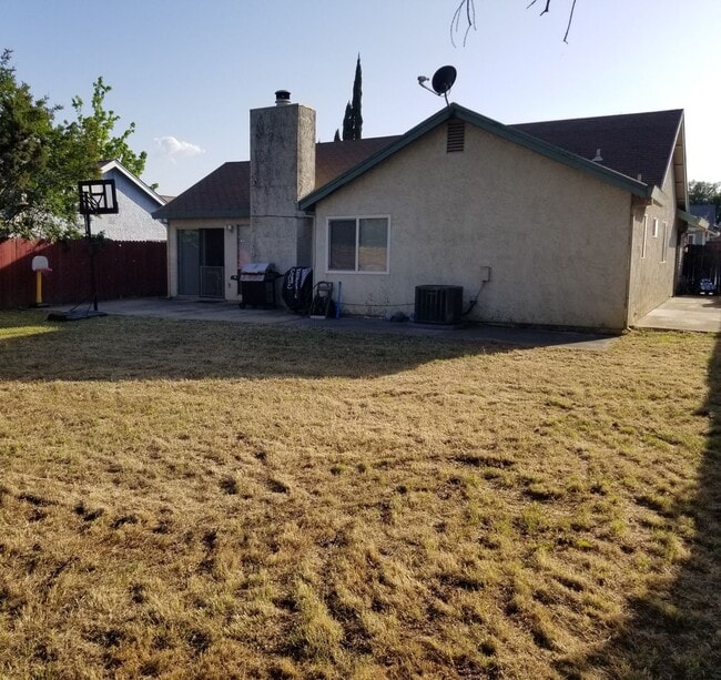 7624 Luzern Way in Antelope, CA - Building Photo - Building Photo