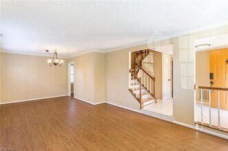 3736 Upland Rd in Virginia Beach, VA - Foto de edificio - Building Photo