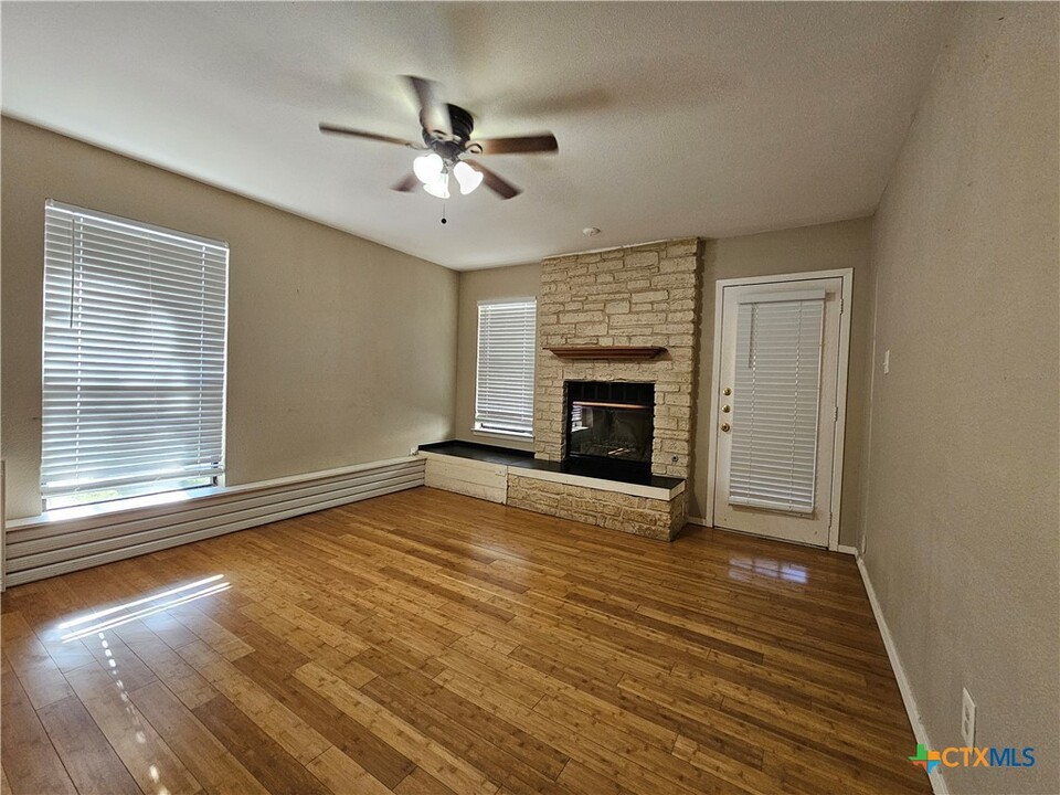 6500 Columbia Oaks Ct in Austin, TX - Foto de edificio