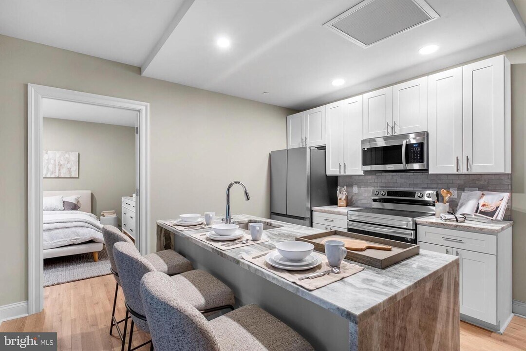 1422 Chestnut St, Unit 705 in Philadelphia, PA - Building Photo