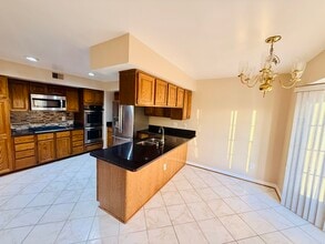 8041 Trevor Pl in Vienna, VA - Foto de edificio - Building Photo