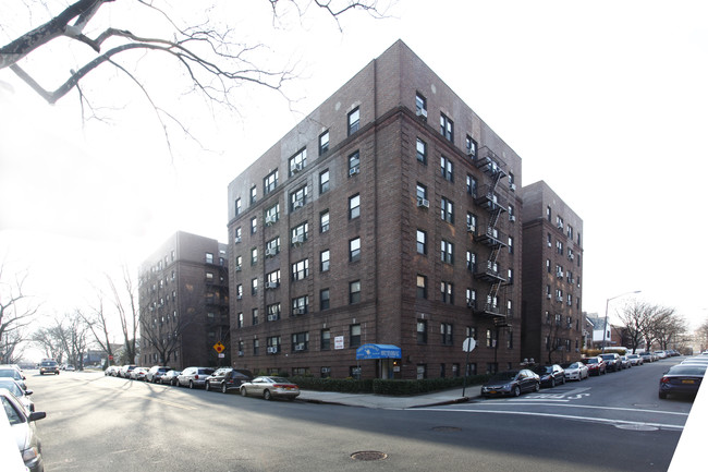 88-11 63rd Dr in Rego Park, NY - Foto de edificio - Building Photo