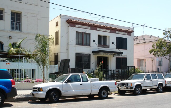 2860 Francis Ave in Los Angeles, CA - Building Photo - Building Photo