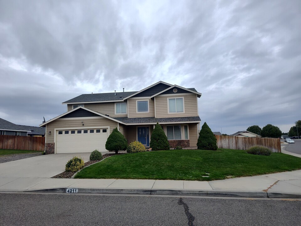 4211 Holland Ln in Pasco, WA - Building Photo