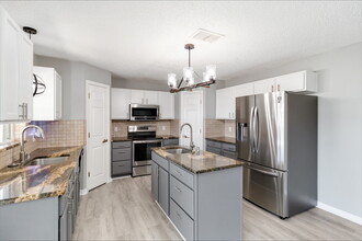 12757 Lake Vista Dr in Gibsonton, FL - Building Photo - Building Photo