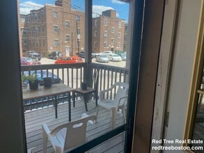 12 Royce Rd, Unit 2 in Boston, MA - Foto de edificio - Building Photo