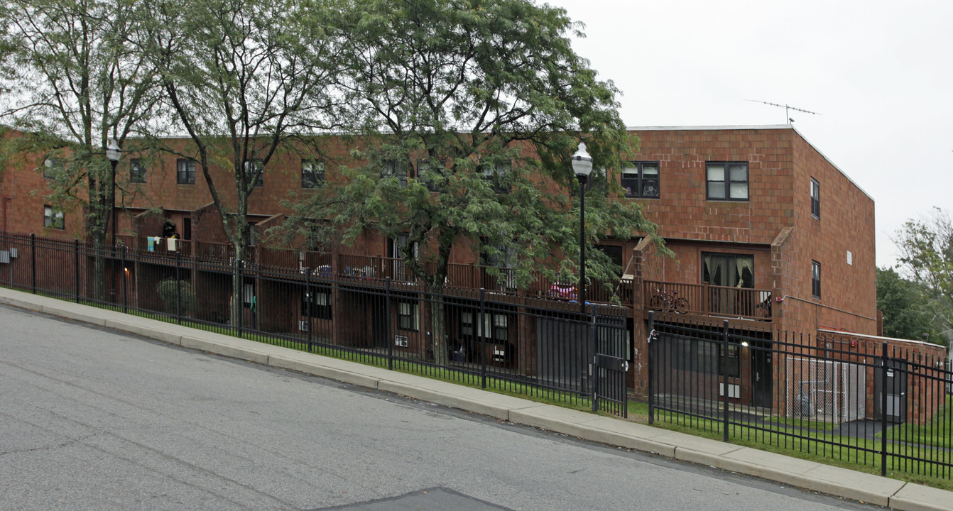 Highview Apartments in Spring Valley, NY - Foto de edificio