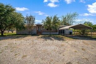 7590 New Sulphur Springs Rd in San Antonio, TX - Building Photo