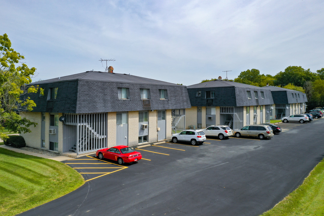 Carriage House Apartments LLC in Gurnee, IL - Building Photo