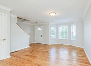 7 Merrimac Way in Tyngsboro, MA - Building Photo - Building Photo