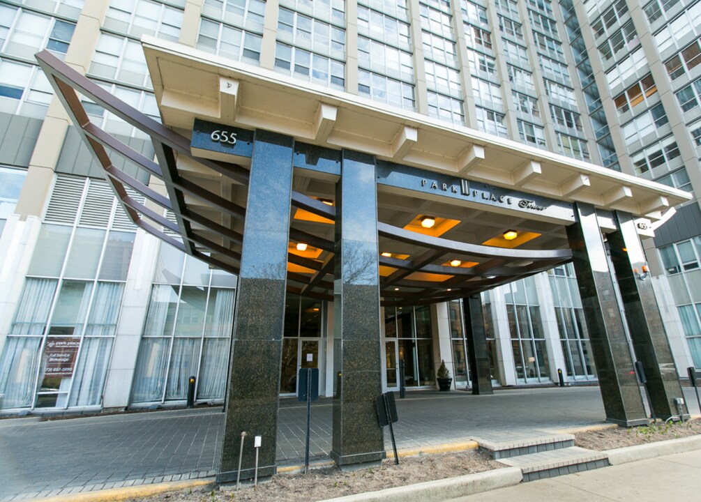 655 Irving in Chicago, IL - Building Photo