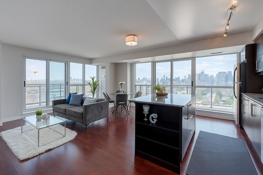 100 Western Battery Rd in Toronto, ON - Building Photo